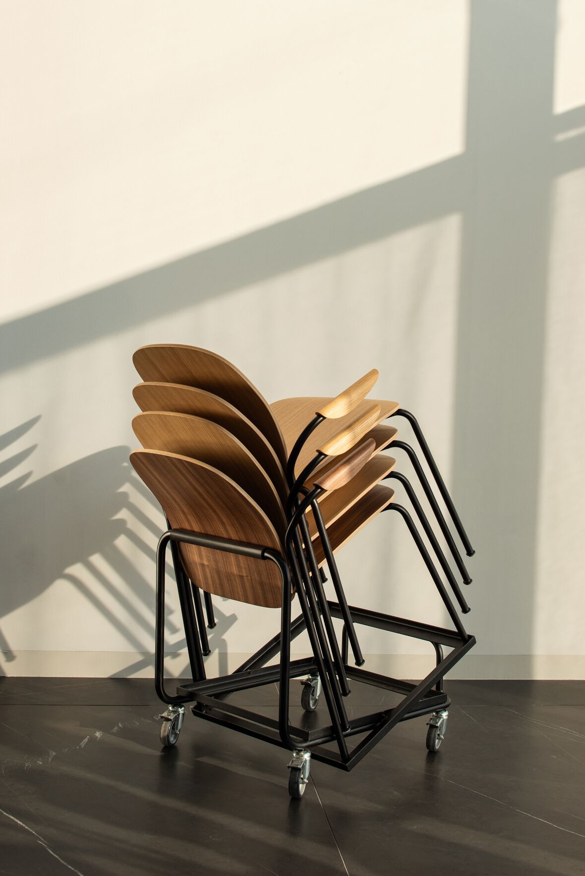 Штабелируемый стул из дуба с подлокотниками Gazzda Book ARCH-00021570 - Вид №13