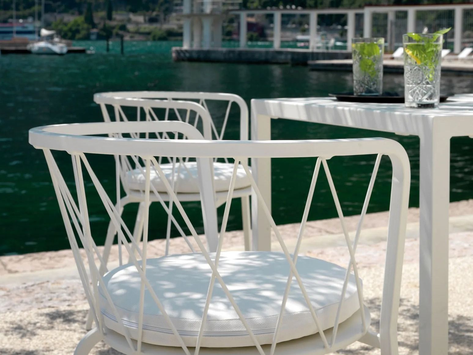 Металлический штабелируемый садовый стул с подлокотниками Vermobil Daisy ARCH-00025999 - Вид №4