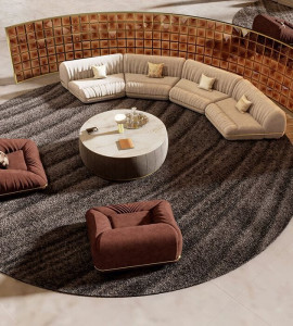 Тканевое кресло с подлокотниками