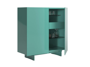 Деревянный шкаф с распашными дверцами