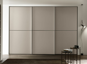 Деревянный шкаф с раздвижными дверями