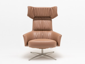 Кожаное кресло с откидывающейся спинкой