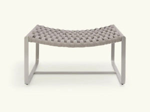 Подставка для ног в саду