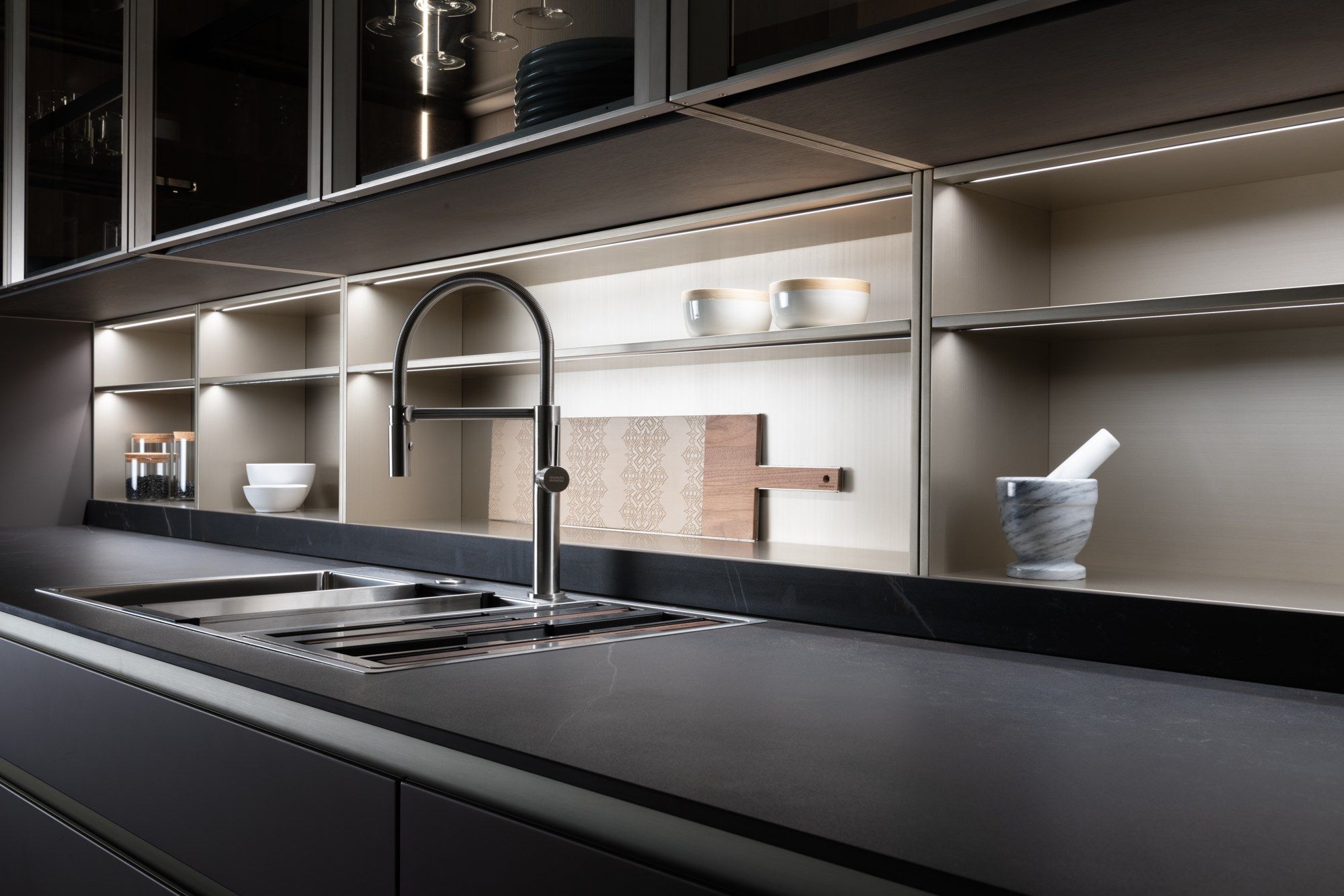 Встроенная кухня Dekton® с островом Floritelli Cucine ARCH-00067210 - Вид №2