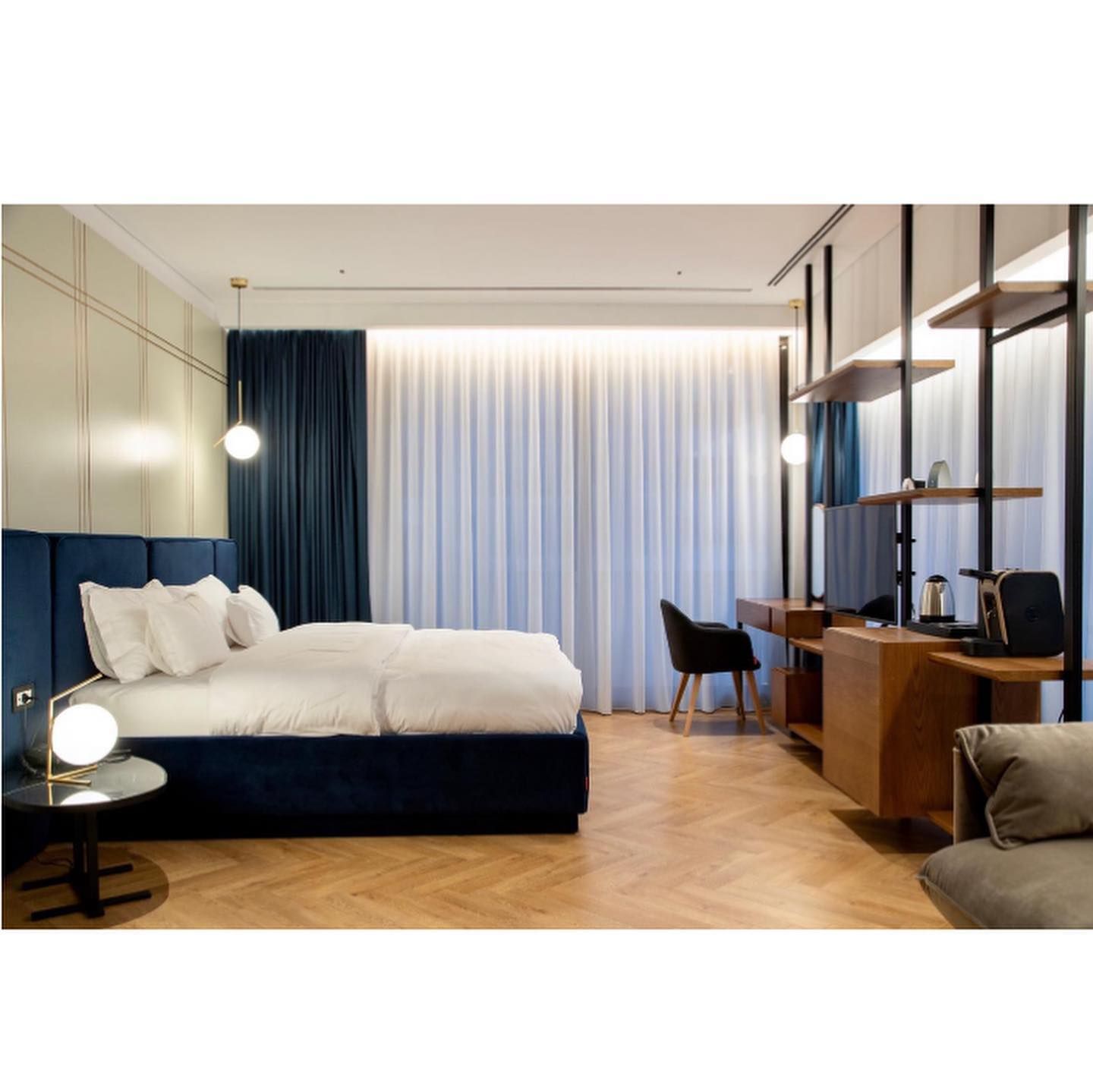 Книжный шкаф из алюминия и дерева с креплением пол-потолок ABLE MILLIE ARCH-00032538 - Вид №5