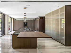 Угловая кухня с впечатляющим островом и колоннами отдельно стоящая витрина