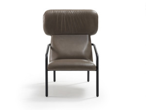 Кожаное кресло с подлокотниками