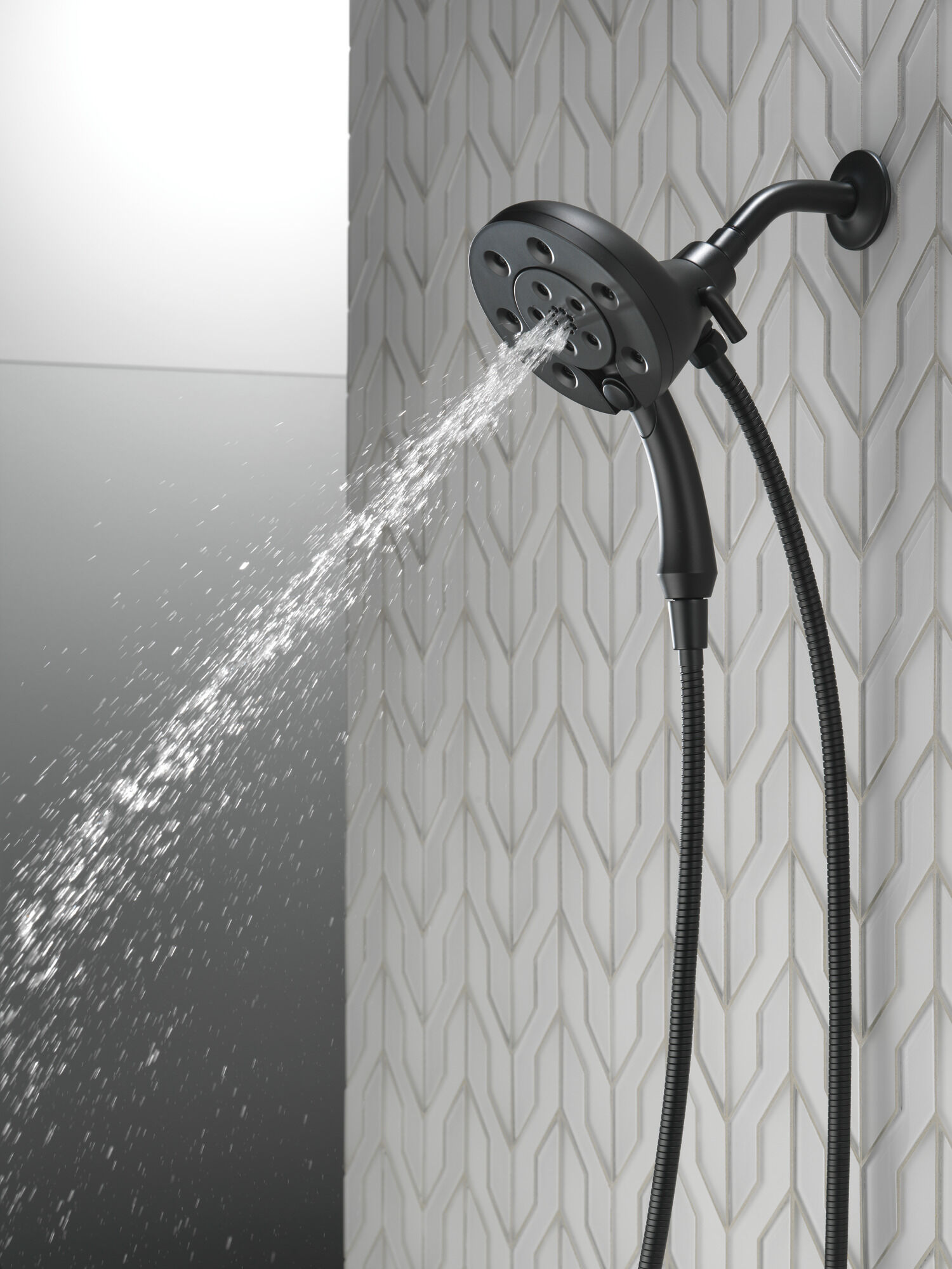58472-BL H2Okinetic® In2ition® Душ два в одном с 4 настройками Delta Faucet Universal Showering Матовый черный  - Вид №9