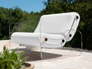 Кресло из ПММА и ткани с подлокотниками