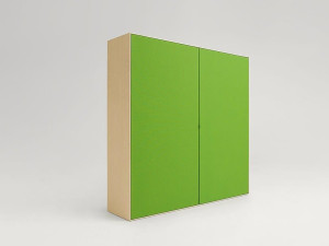 Деревянный шкаф с распашными дверцами