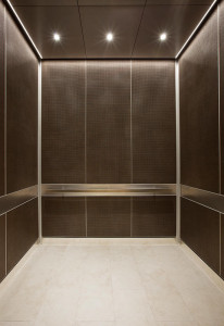 FSRT766 Интерьер лифта Levele-105 из склеенной бронзы с темной патиной и узором Charleston; панели поручней из нержавеющей стали с отделкой из каймы; Прямоугольные поручни из сатинированной нержавеющей стали от baylor charles a. онкологический центр саммо