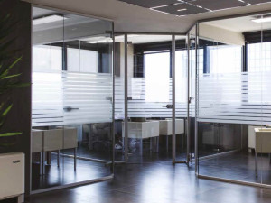 Перегородка с створчатыми дверями