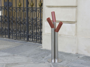 Окрашенная металлическая пепельница для общественных мест