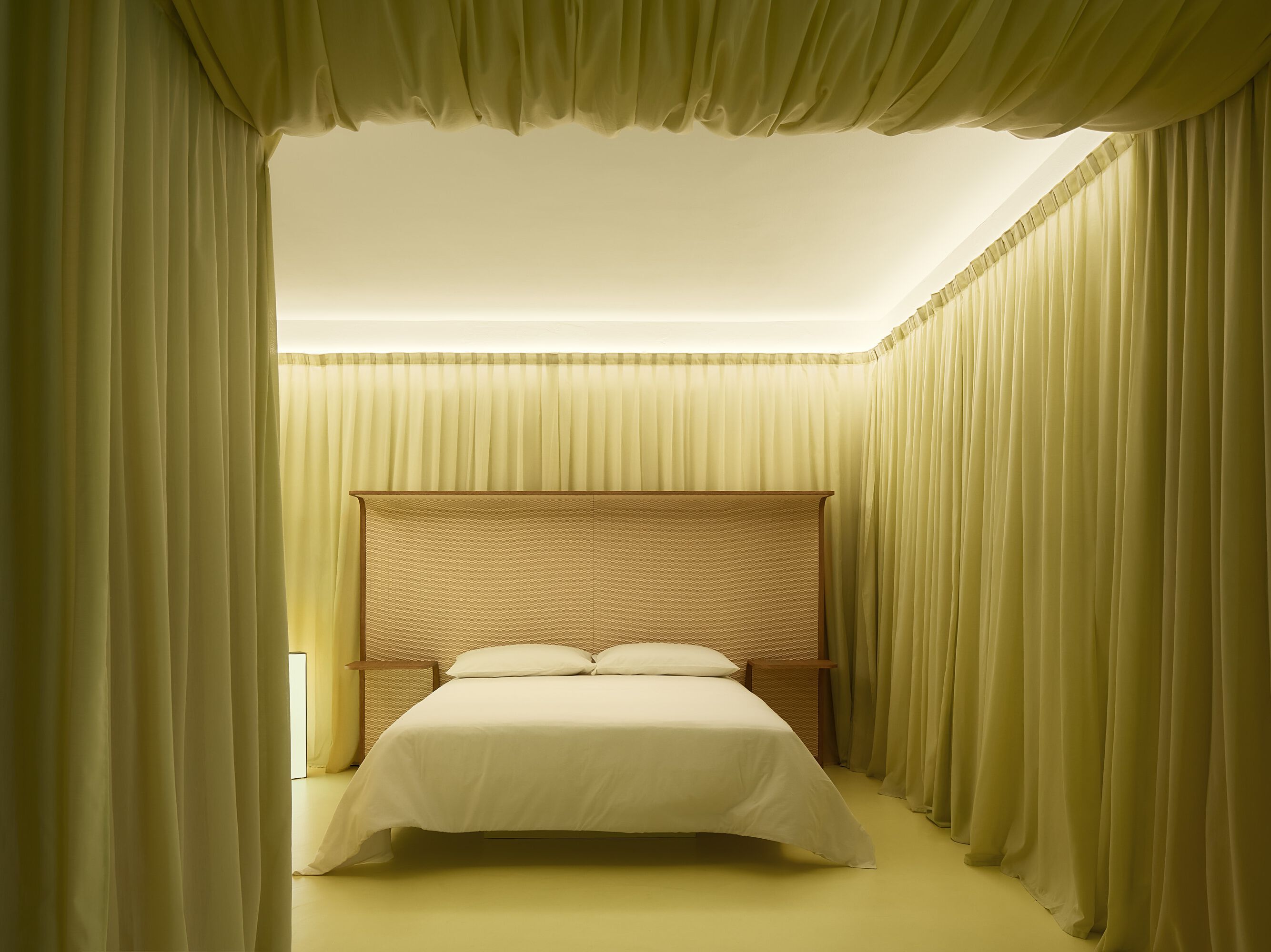 Высокое изголовье из дерева и ткани со встроенными тумбочками Bolzan COURTOISIE ARCH-00118703 - Вид №1