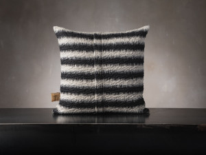 Квадратная подушка из мохера