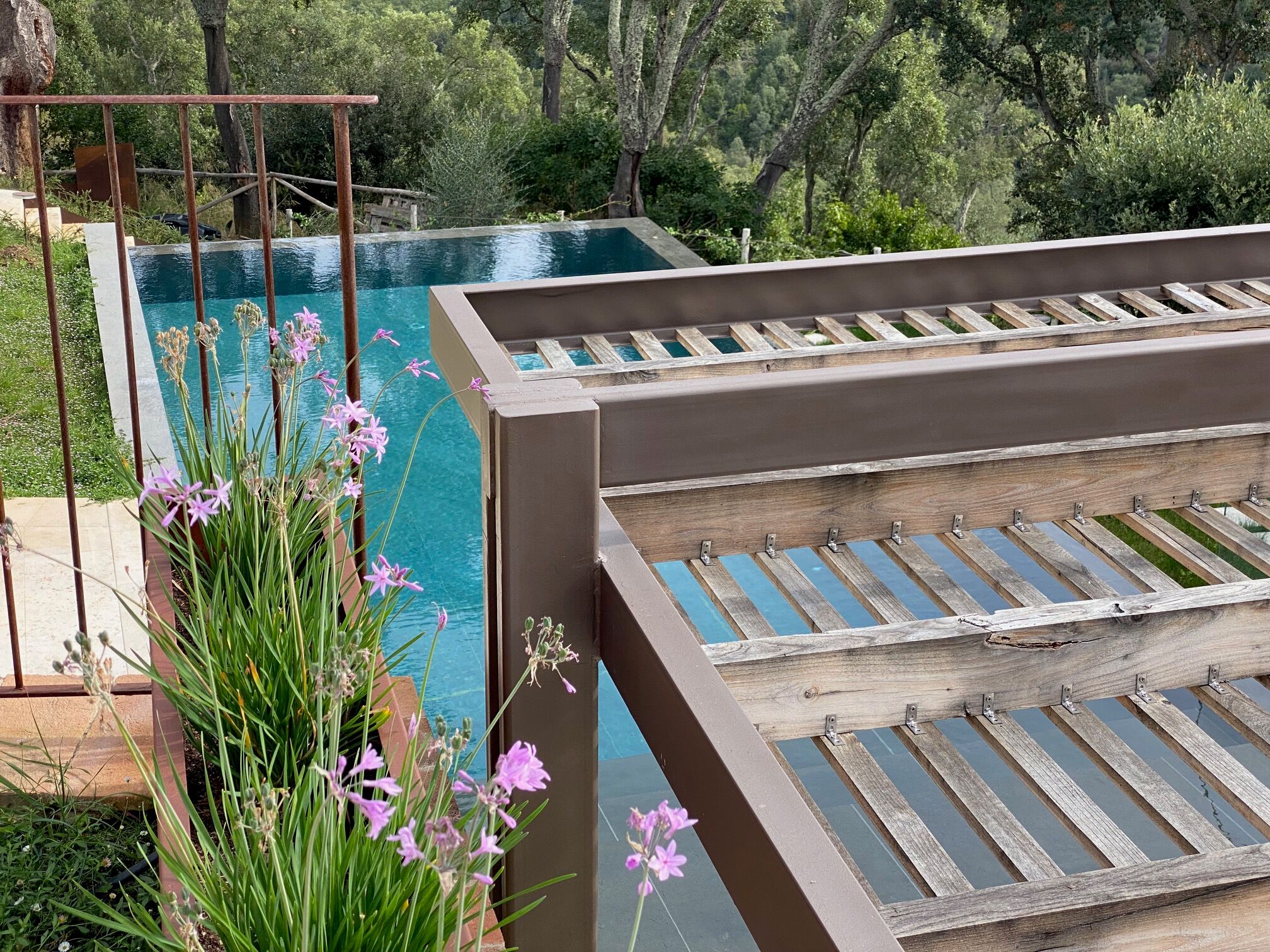 Пейзажный бассейн из натурального базальтового камня INDALO PISCINE Piscina a sfioro ARCH-00019256 - Вид №5