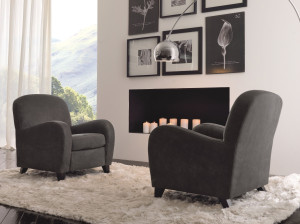 Бархатное кресло с подлокотниками