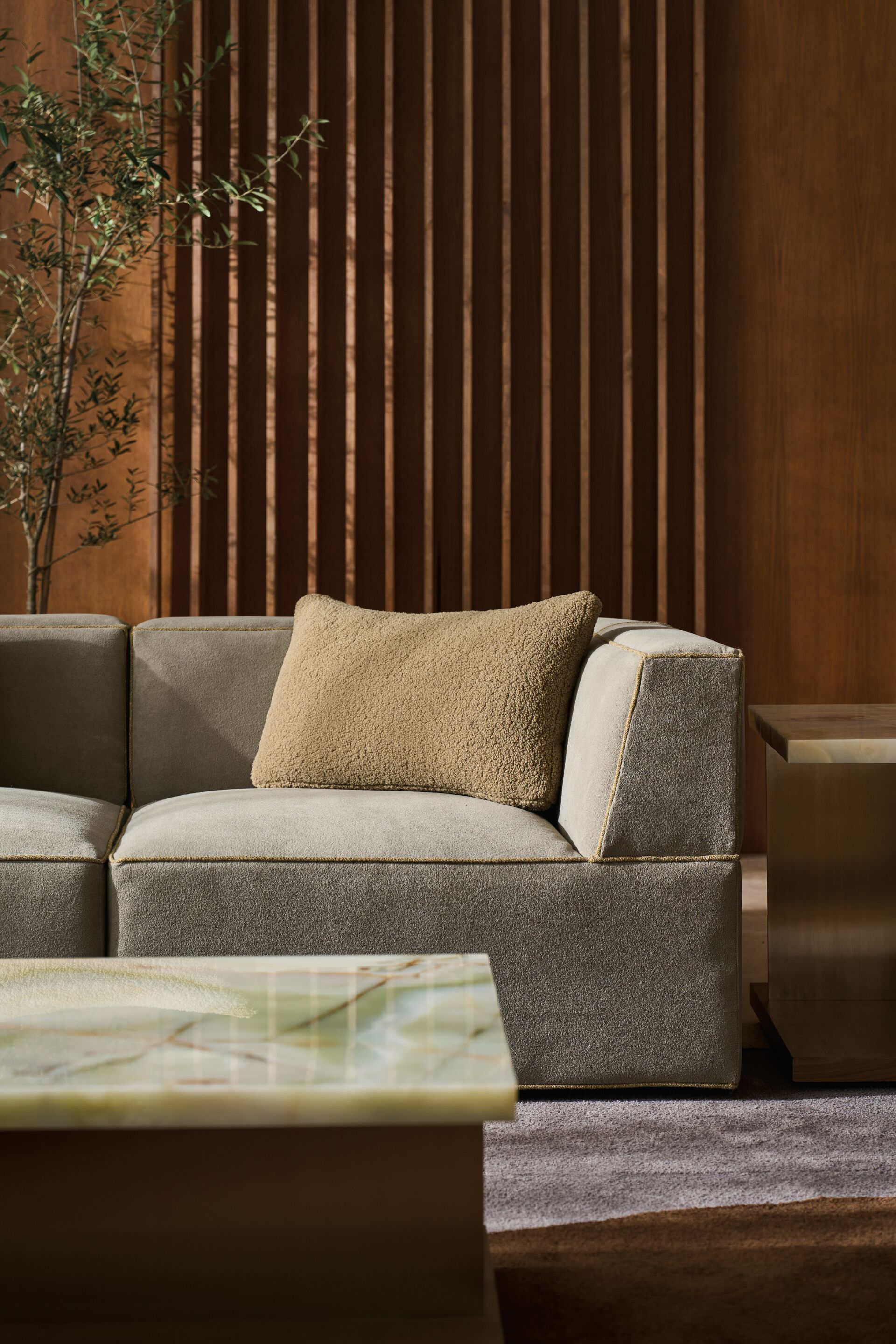 3-местный модульный линейный диван из нубука Caracole Марбелья ARCH-00022597 - Вид №1