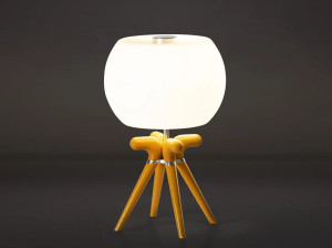 Светодиодная настольная лампа из опалового стекла и деревянного основания