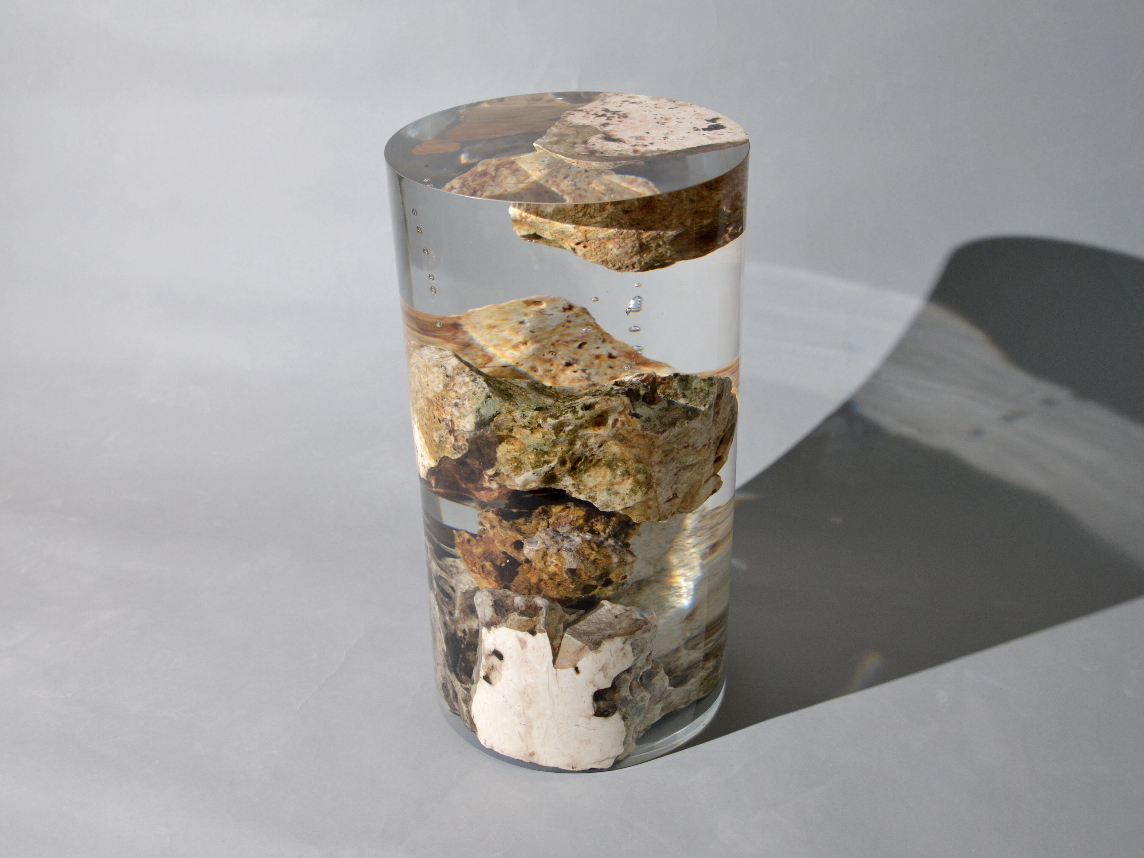 Табурет / журнальный столик из карстовой породы и смолы alcarol Bedrock ARCH-00101503 - Вид №1