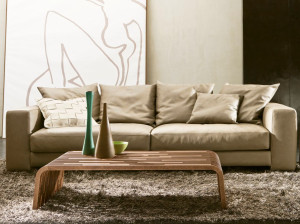 Низкий прямоугольный журнальный столик из массива дерева