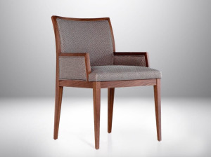 Стул с подлокотниками из дерева и ткани