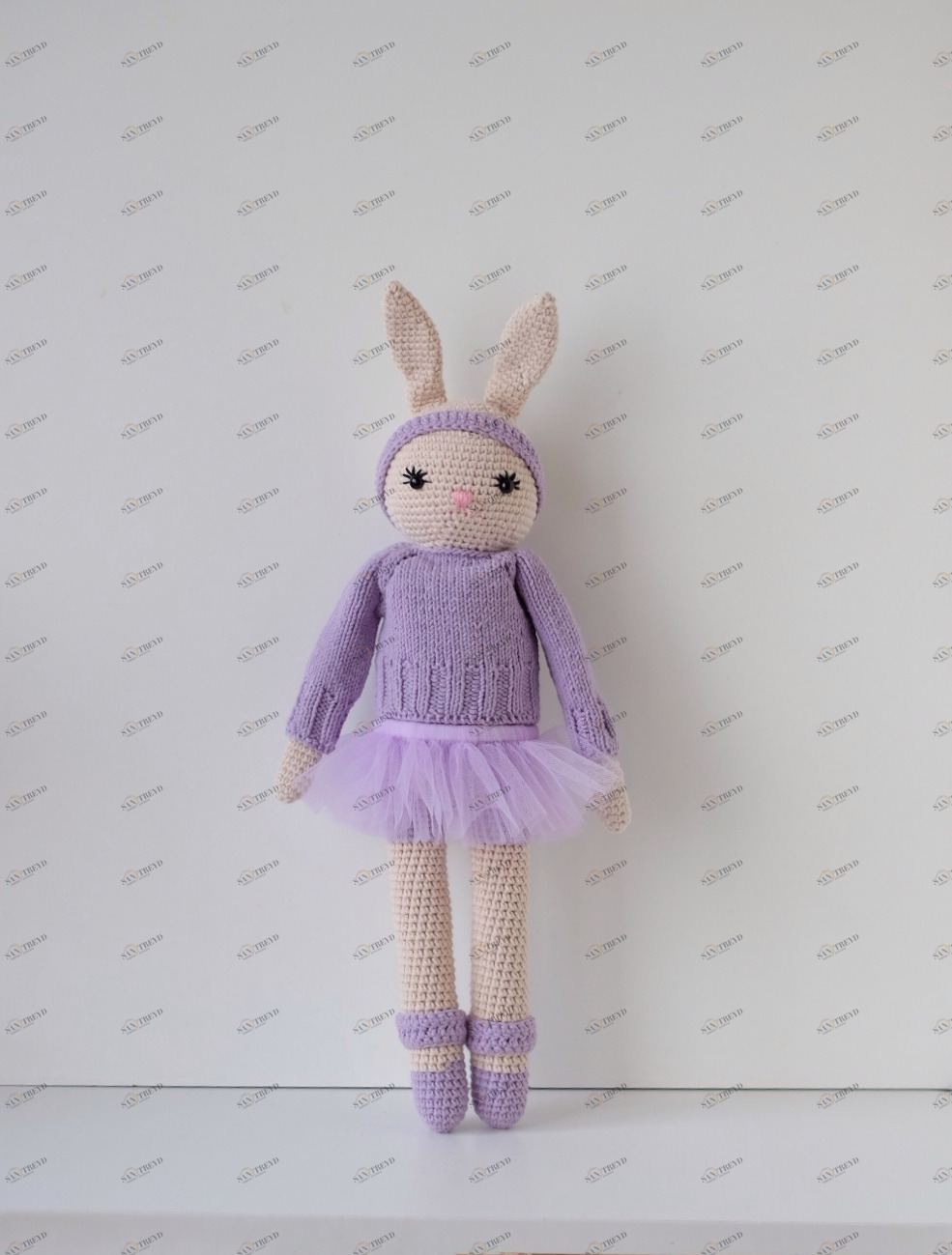 Игрушка Зайка Балеринка "Одетта" ALABUSHEK TOYS ВЯЗАНЫЕ ИГРУШКИ 017030 Фиолетовый;белый 