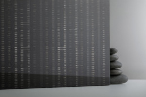 FSRT425 Стекло ткацкого станка Vivitela показано в конфигурации отражения с прослойкой из абаки черного цвета и стандартной отделкой Forms-surfaces