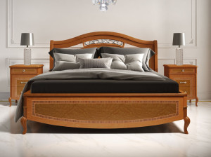 Деревянная двуспальная кровать