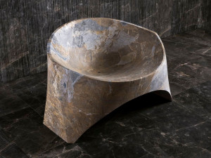 Мраморное кресло с подлокотниками