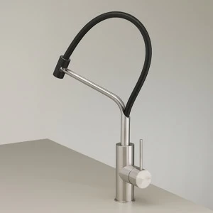 бортик смесителя с поворотным носиком и выдвижной ручной душем. Шланг в цветной силиконовой резины  MIL203 CEADESIGN