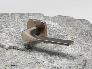 Латунная ручка на розетке