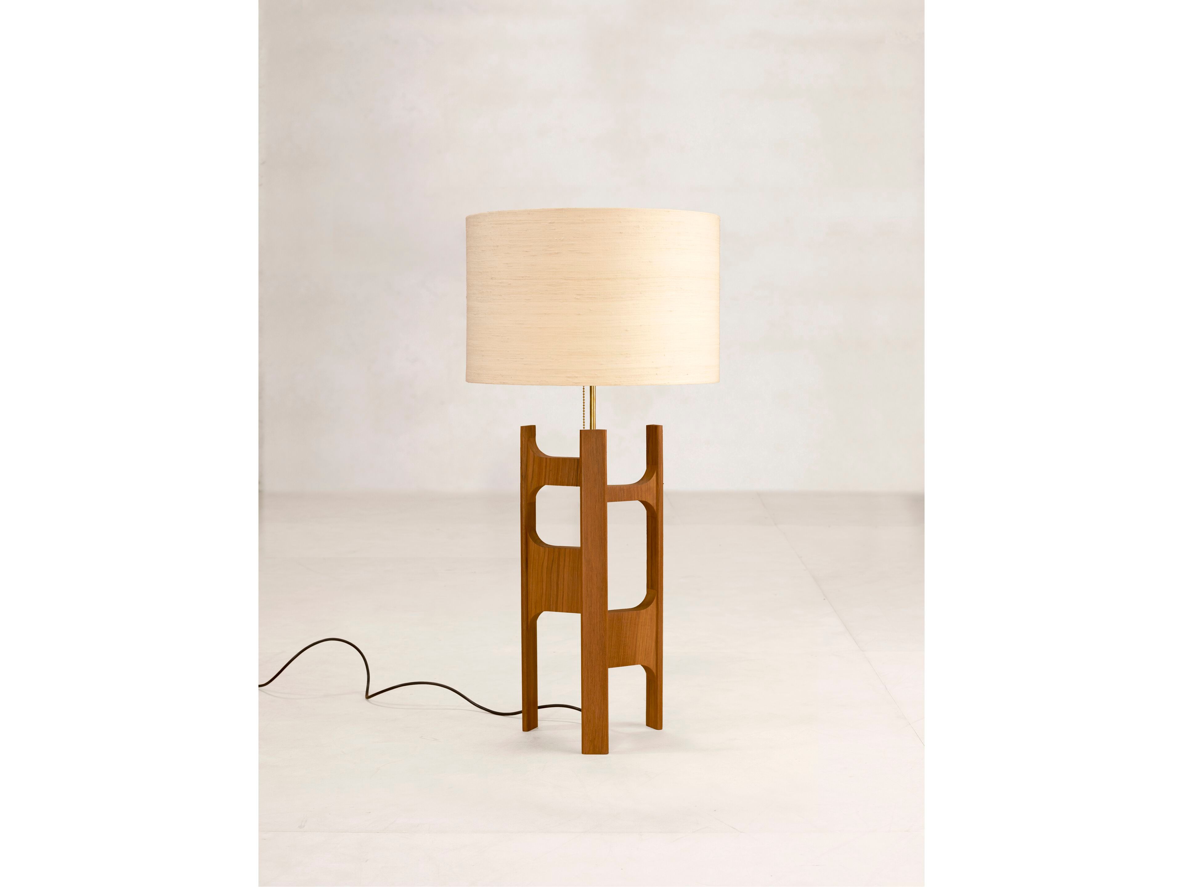 Настольная лампа из тикового дерева Phantom Hands X + L ARCH-00049796