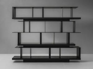 Самонесущий книжный шкаф из массива дерева