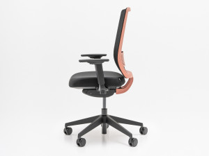 Эргономичное кресло с откидывающейся спинкой