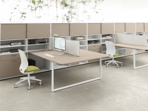 Деревянный стол с несколькими углами