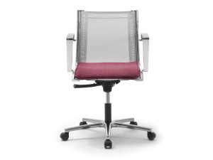 Офисное кресло с сетчатым подлокотником с 5 спицами