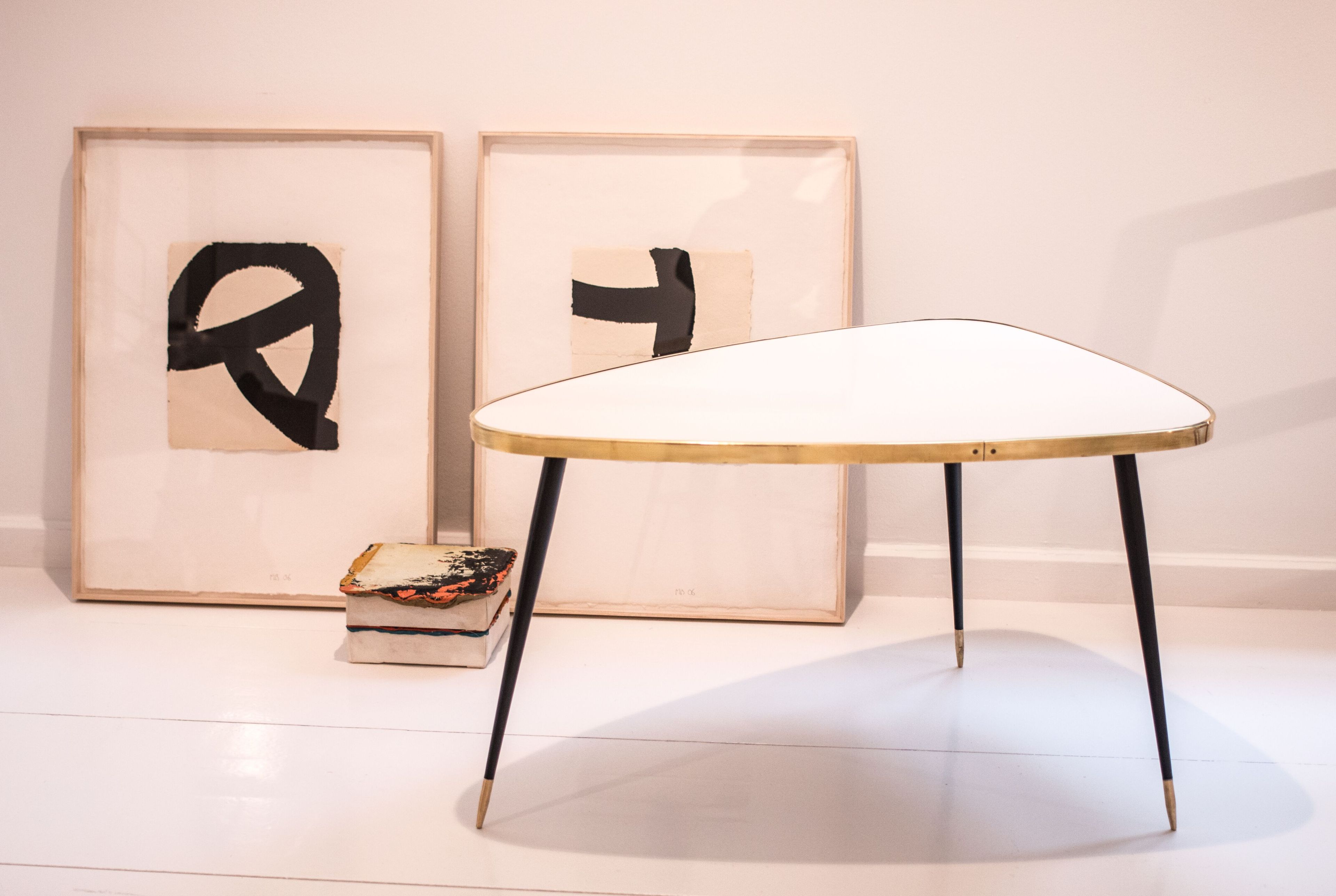 Журнальный столик из ламинированного стекла с полированным латунным профилем Jover+Valls Antique Boutique-Twist ARCH-00039988 - Вид №4