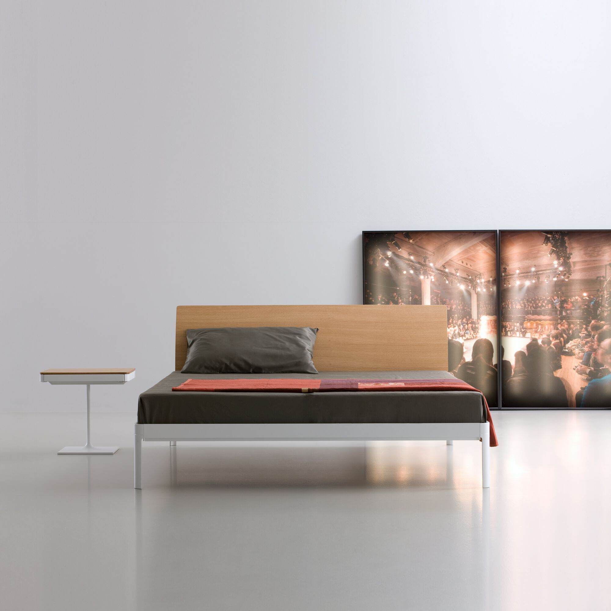 Алюминиевая двуспальная кровать с деревянным изголовьем isOnAir ALU MIN BED ARCH-00048439