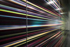 FSRT643 Фрагмент системы выравнивания стен с панелями из стекла vivispectra vektr с индивидуальной прослойкой, показанной в конфигурации отражения с отделкой pearlex + и выступающими ребрами из нержавеющей стали Forms-surfaces