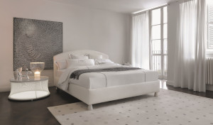 Двуспальная кровать с мягким изголовьем