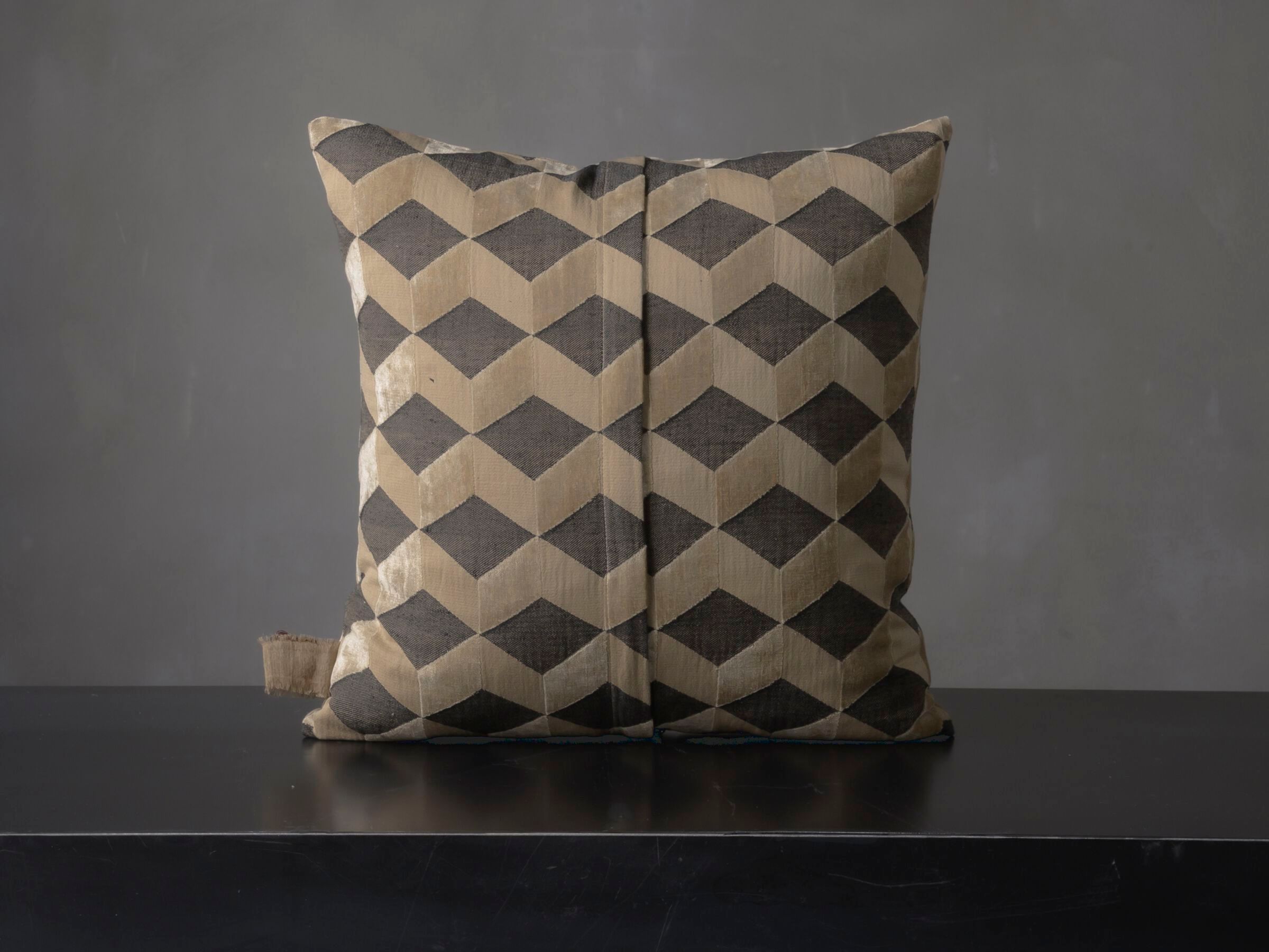 Бархатная квадратная подушка The House of Lyria INGANNEVOLE ARCH-00058249 - Вид №1