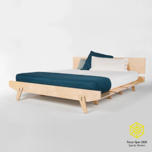 Деревянная двуспальная кровать