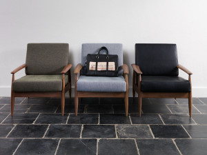 Тканевое кресло с подлокотниками