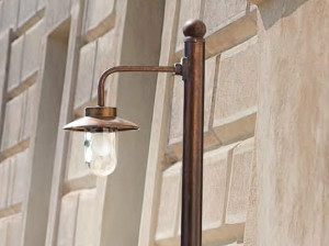 Металлический садовый уличный фонарь