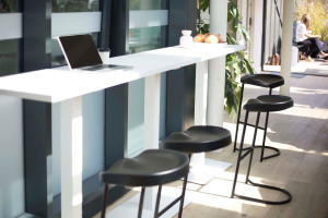 Стальной штабелируемый высокий стул