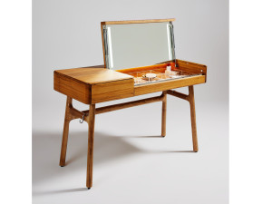 Деревянный туалетный столик