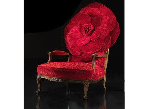 Бархатное кресло с подлокотниками