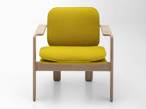 Стул из массива дуба и ткани с подлокотниками