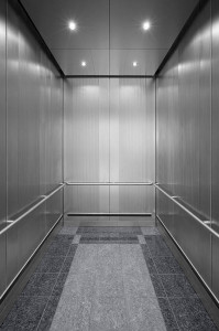 FSRT833 Интерьер лифта Levelc-1000a из нержавеющей стали с отделкой из песчаника и далласским оттиском; круглые поручни из сатинированной нержавеющей стали; система широтных бамперов в конфигурации d в международном аэропорту индианаполис, индианаполис, и Forms-surfaces 